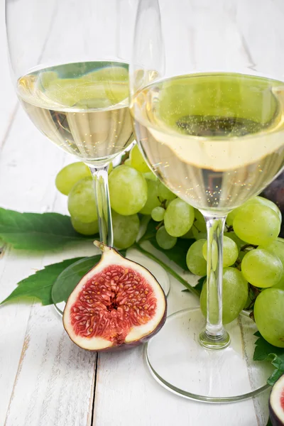Vinho branco, figos e uvas — Fotografia de Stock