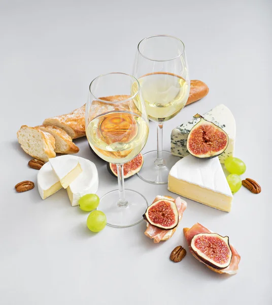 Bicchieri con vino bianco — Foto Stock