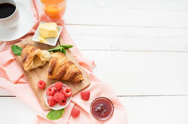 Frühstück mit Croissants und Beeren — Stockfoto