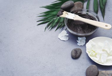 siyah çamur maskesi