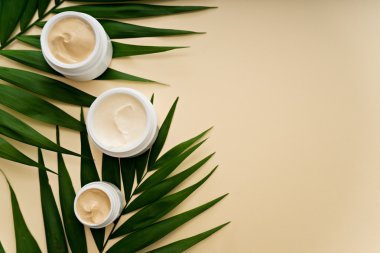 yaprakları üzerinde ev yapımı krem