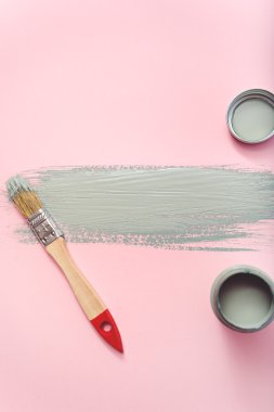 gri boya ile fırça 