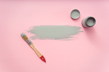 gri boya ile fırça 