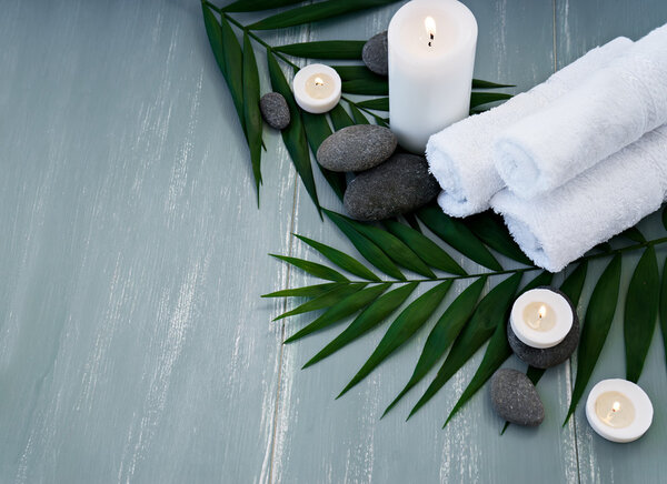 листья, свечи, камни
