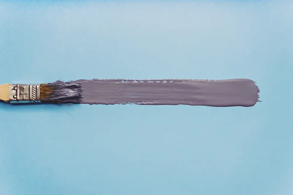 Escova com tinta violeta — Fotografia de Stock