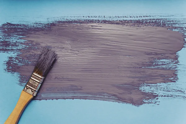 Pincel con pintura violeta — Foto de Stock