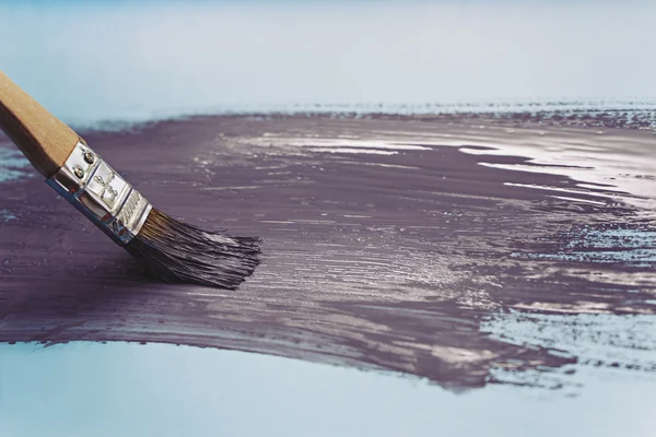 Escova com tinta violeta — Fotografia de Stock