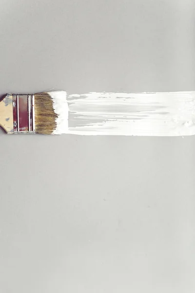 Pincel e pintura branca — Fotografia de Stock