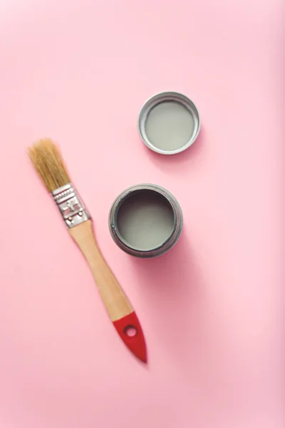 Pincel con pintura gris — Foto de Stock