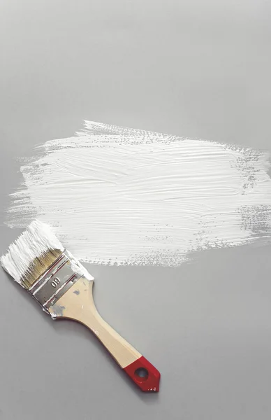Pintura blanca y pincel — Foto de Stock