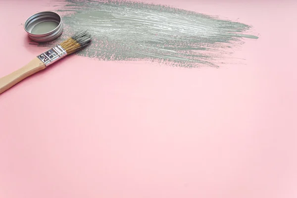 Escova com tinta cinza — Fotografia de Stock