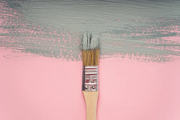 Escova com tinta cinza — Fotografia de Stock