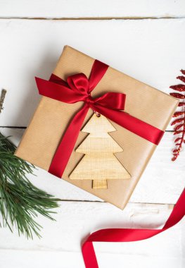  Ahşap arka plan üzerinde Noel hediye kutusu görüntüler