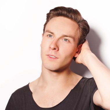 Beyaz arka plan üzerinde düşünme gencin yakın çekim