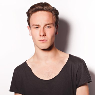 Genç bir adamın beyaz arka plan üzerinde kapat