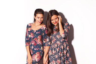 İki güzel kız arkadaşlar eğlenmeye