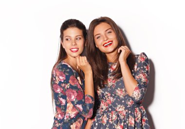 İki güzel kız arkadaşlar eğlenmeye