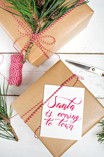Ahşap arka plan üzerinde Noel hediye kutusu görüntüler — Stok fotoğraf