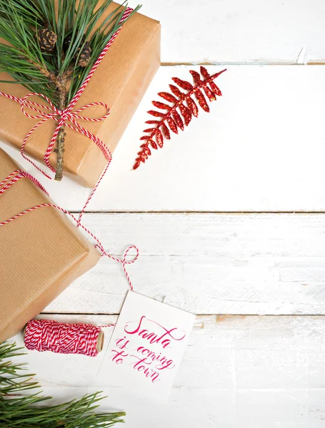 Ahşap arka plan üzerinde Noel hediye kutusu görüntüler — Stok fotoğraf