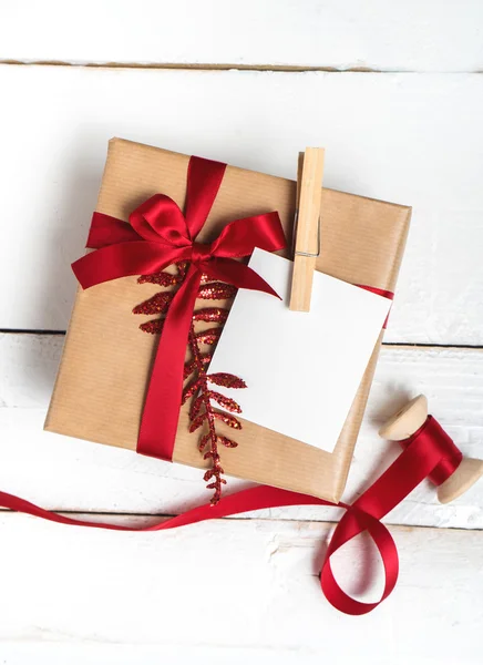 Caja de regalos de Navidad regalos sobre fondo de madera — Foto de Stock