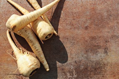 Masanın üzerinde birçok ham parsnips