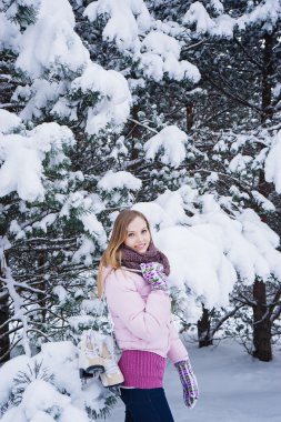 güzel kız paten çifti ile yürüyüş 