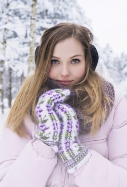 Genç kadın kış portre snowly ormandaki