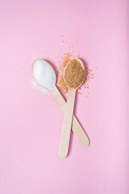 tahta kaşık beyaz ve kahverengi şeker