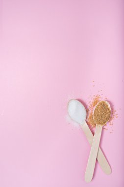 tahta kaşık beyaz ve kahverengi şeker