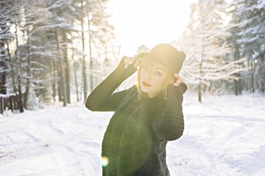 güzel kış orman sevimli kadın portresi