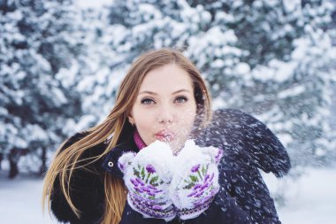 Genç kadın kış portre snowly ormandaki