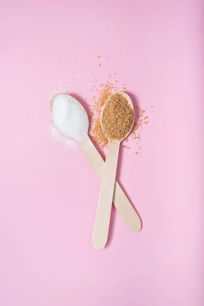 Zucchero bianco e marrone in cucchiai di legno — Foto Stock