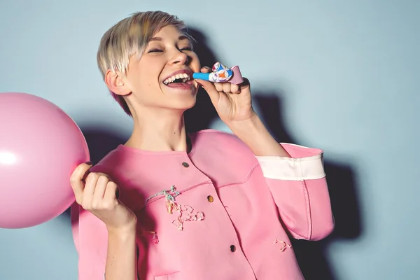 Menina se divertir com balões coloridos no fundo azul — Fotografia de Stock