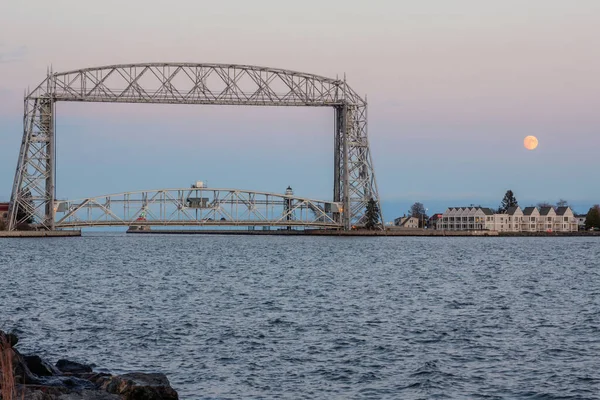 Una Luna Piena Sorge Dietro Ponte Aereo Duluth Ascensore Durante — Foto Stock