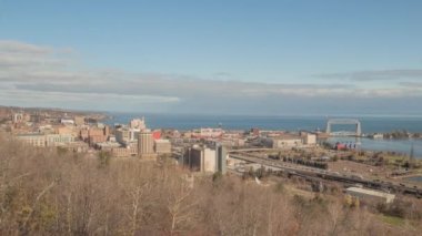 Geniş Açı 4K Zaman Çizelgesi. Duluth, MN Şehir manzarası ve Güzel bir Sonbahar Günü 'nde Superior Gölü manzarası.