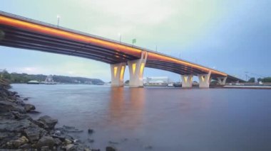 St. Paul 'daki Orange Lafayette Köprüsü' nün Düşük Açı Uzun Açılı Çekimi Büyük Mississippi Nehri 'nde Kasvetli Alacakaranlık Saati 4K Timelapse