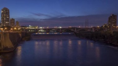 Urban Minneapolis 4K Timelapse 'deki Mississippi Nehri' ndeki Yukarı St. Anthony Şelalesi 'nin Alacakaranlık Uzun Çekimi