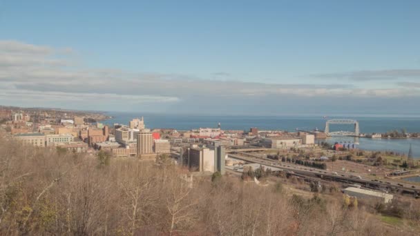 Amplo Ângulo Timelapse Shot Com Vista Para Duluth Cityscape Lake — Vídeo de Stock