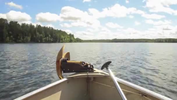 完璧な夏の日に小さなアルミ釣りクラフトの前からのビューボートタイムラプスの広い角度 — ストック動画