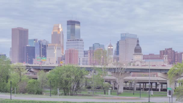 Bulutlu Alacakaranlık Zaman Çizelgesi Sırasında Önplan Trafiği Ile Minneapolis Skyline — Stok video