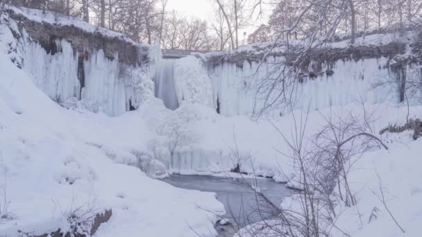 Een Brede Hoek Zonsondergang Timelapse Van Meest Bevroren Minnehaha Falls — Stockvideo