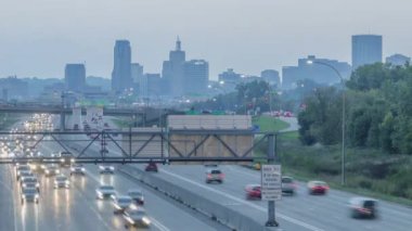 Puslu bir yaz akşamında St. Paul Skyline ile Otoyol Sıkıştırmalı Otoyol Trafiği