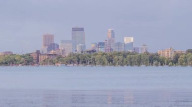 Minneapolis Skyline 4K UHD Zaman Çizgisi Altında Bde Maka Ska 'daki Rüzgarlı Alacakaranlık Denizcileri İzliyor