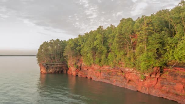Wide Timelapse Shot Pink Clouds Cavernous Cliffside South Shore Lake — Stock Video