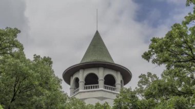 Minneapolis 'teki Yeşil Şapka Su Kulesi' nde Bulutlar Güzel Bir Yaz Günü 4K UHD 'de geçerken Kapanış Zamanı