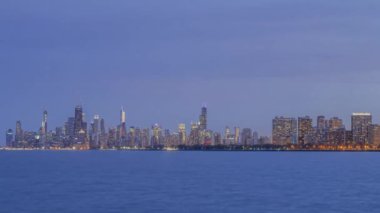 Michigan Gölü 4K UHD Zaman Çizelgesi 'ndeki Montrose Sahili' nden bir bahar Mavi Saati 'nde Genişletici Chicago Skyline Aydınlatma Orta Çekimi