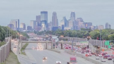 Sonbahar Mavi Saati 4K Zaman Çizelgesi sırasında Minneapolis Skyline 'ın bir telefon görüntüsü.