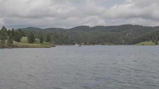 Timelapse Skott Båtfolk Och Moln Över South Dakotas Lake Pactola — Stockvideo