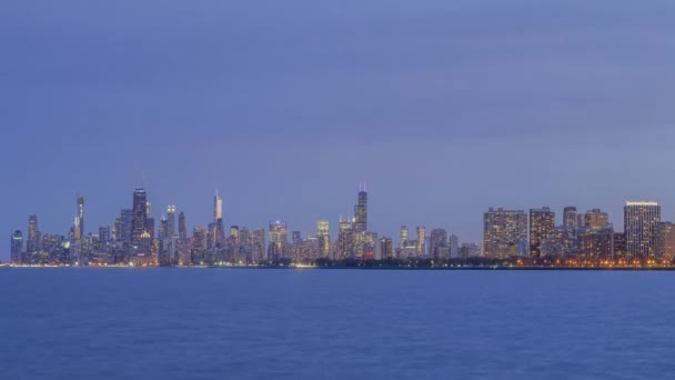 Средняя Съемка Expansive Chicago Skyline Освещающая Весенний Голубой Час Пляжа — стоковое видео