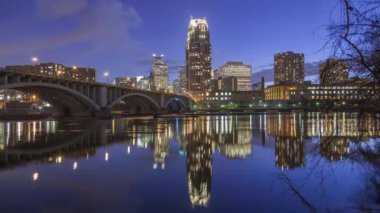 Twilight Wide Angle Minneapolis Skyline Mississippi Nehri boyunca yansıyor. 3. Bulvar Köprüsü 4K UHD Zaman Çizelgesi